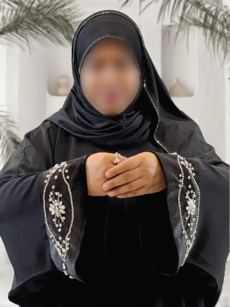 جزئیات جواهردوزی و مخمل‌دوزی دم‌مچ در عبا مدل یاسمین